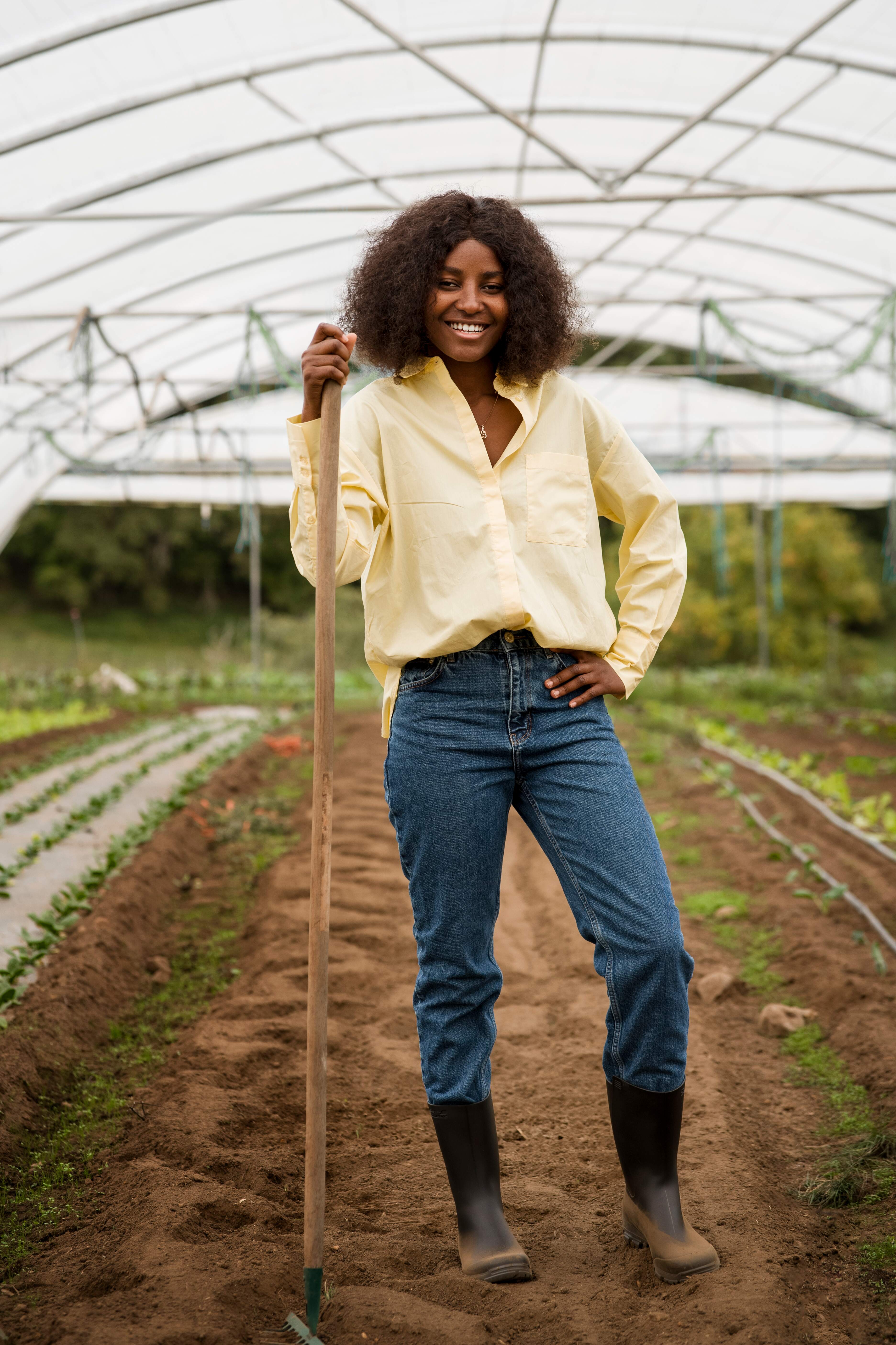 full-shot-smiley-woman-working